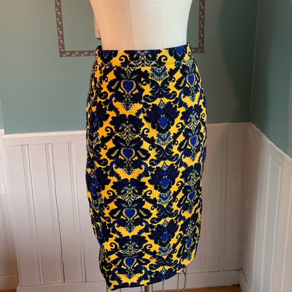 Stretchy pencil skirt with striking blue and yellow design, size M
